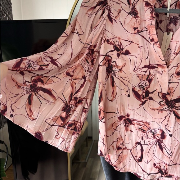 0089. $110 NWT Anthropologie Printed Bell Sleeve Blouse - Picture 4 of 10